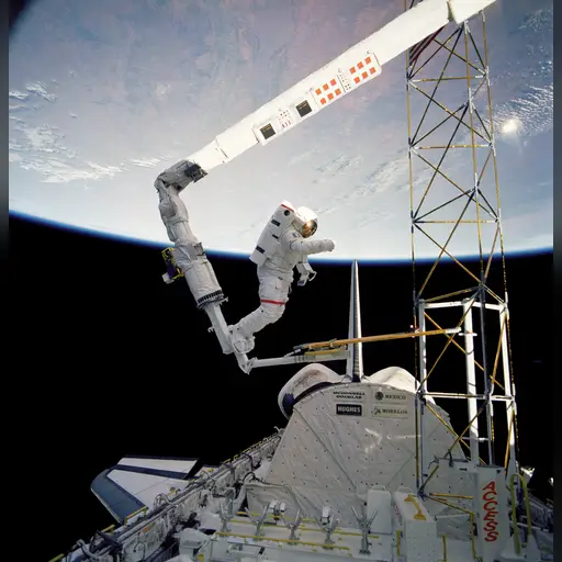 medium:photo space // 3965x4095 // 3.6MB // jpg // image/jpeg // 1369270451612